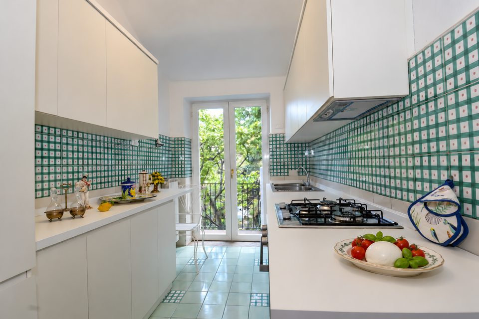 Cucina attrezzata con maioliche colorate