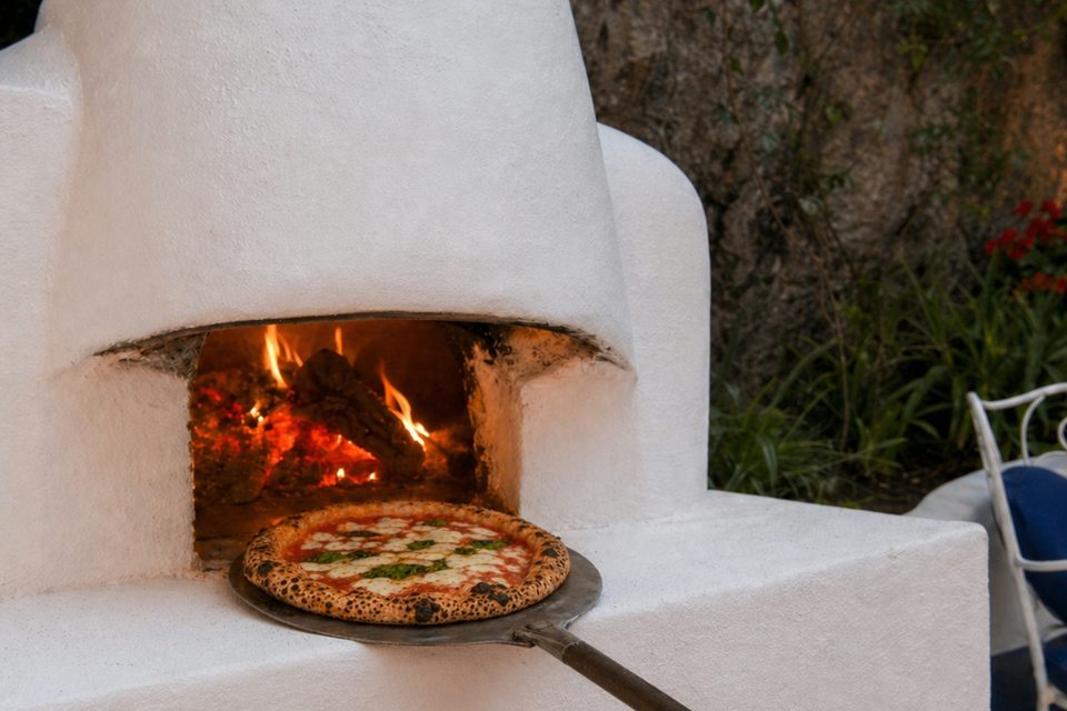Pizza nel forno a legna, su richiesta