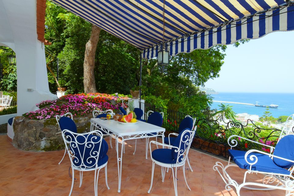 Zona pranzo all’aperto con vista mare