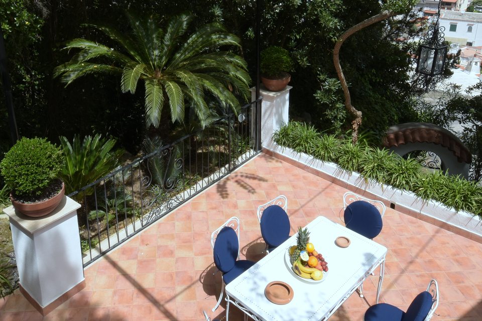 Terrazza circondata dal giardino
