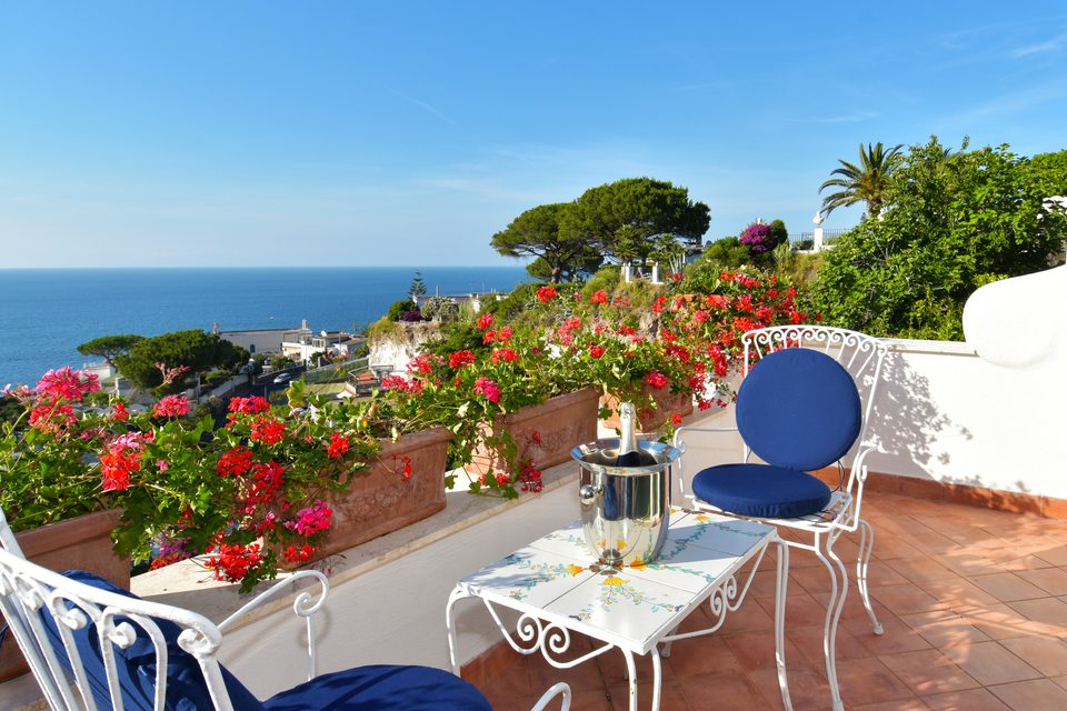 Terrazza vista mare con sedute blu
