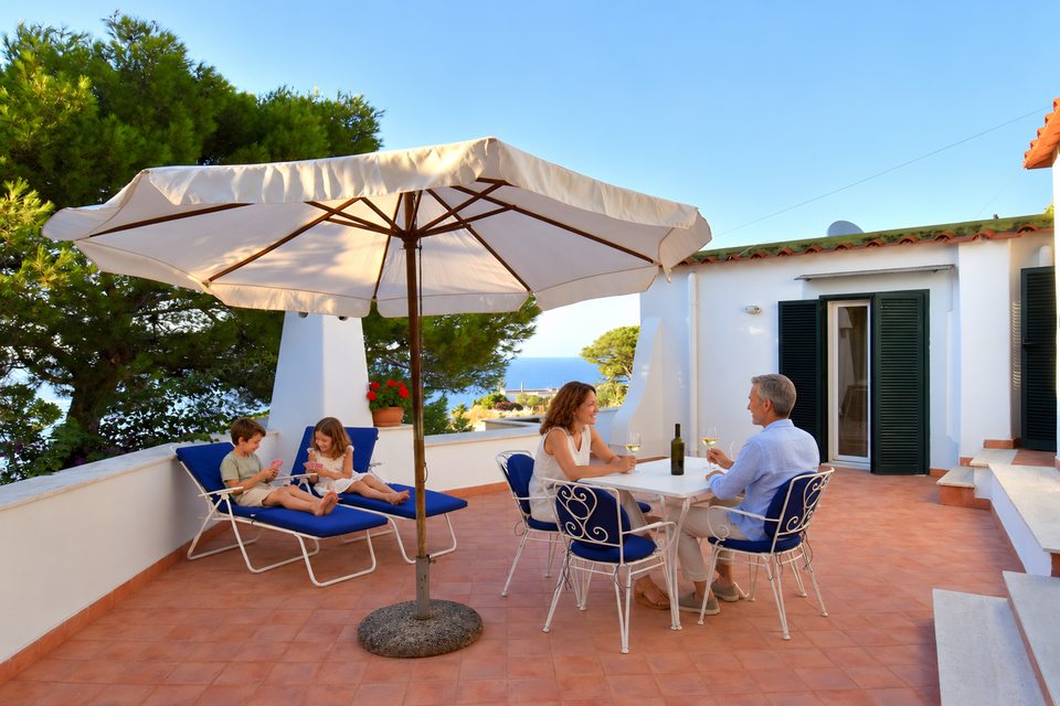 Terrazza superiore con ombrellone