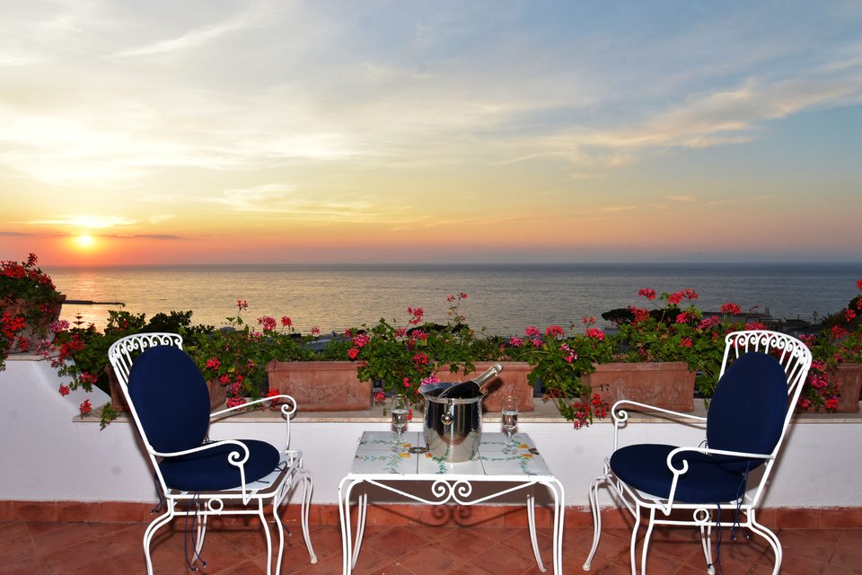 Terrazza e tramonto sul mare